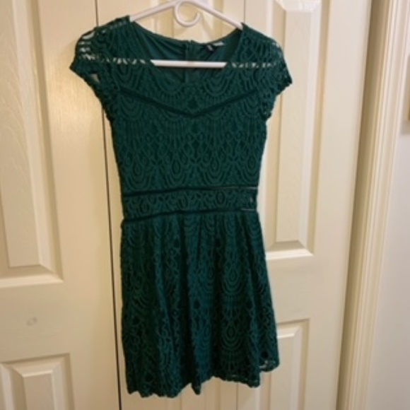 Green Lace dress - Picture 2 of 7